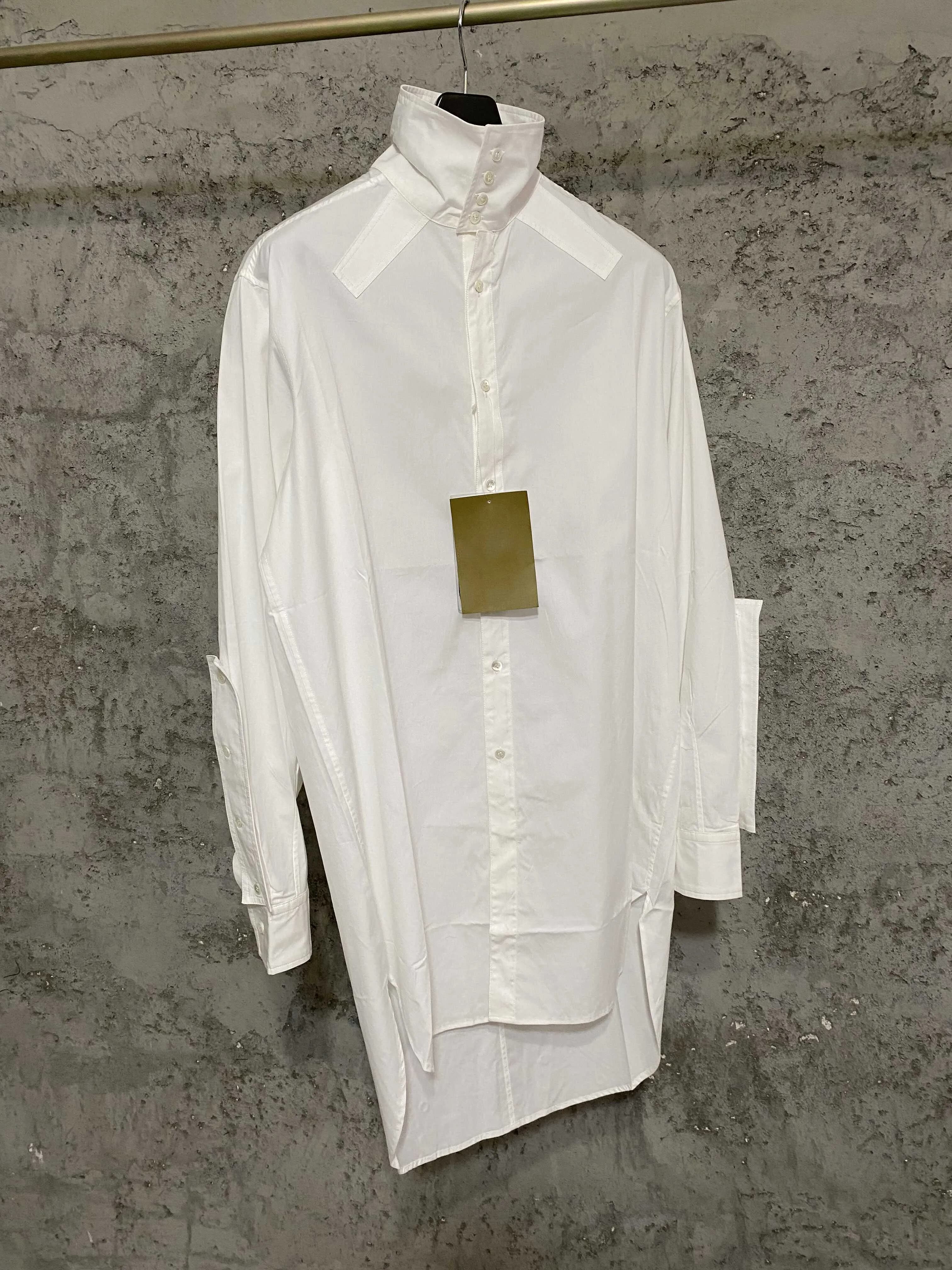 Chemise polyvalente mi-longue blanche à simple boutonnage, devant court et dos long, chemise à manch