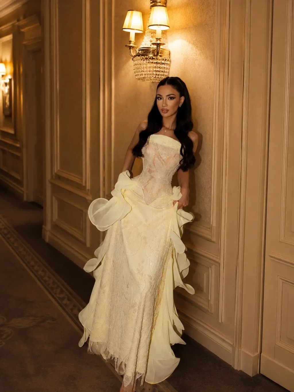 Robes de soirée jaunes à épaules dénudées avec corset en dentelle, manches transparentes et volants,