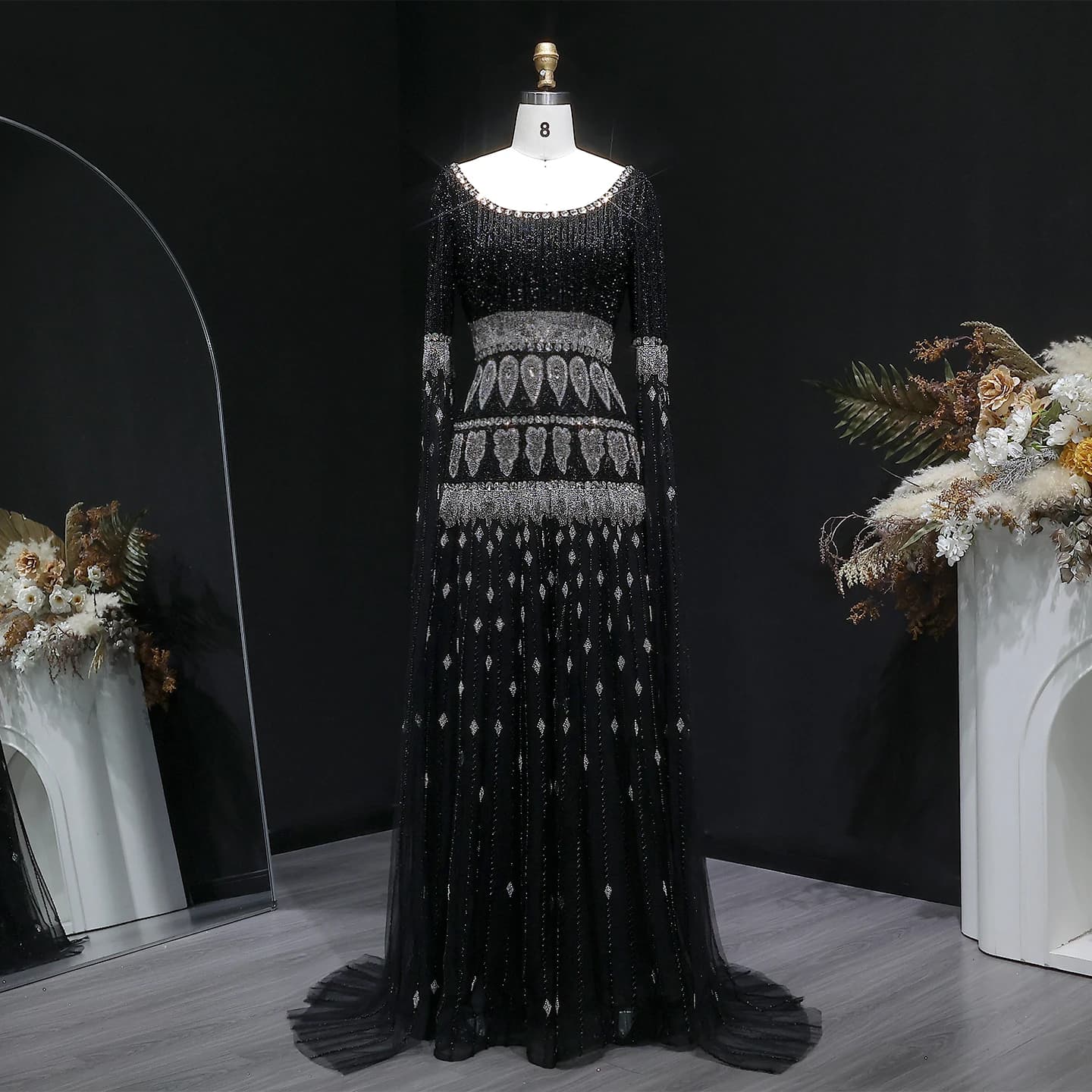 Robe de soirée noire Sharon Said Dubai à col rond avec manches longues évasées et perles, coupe trap
