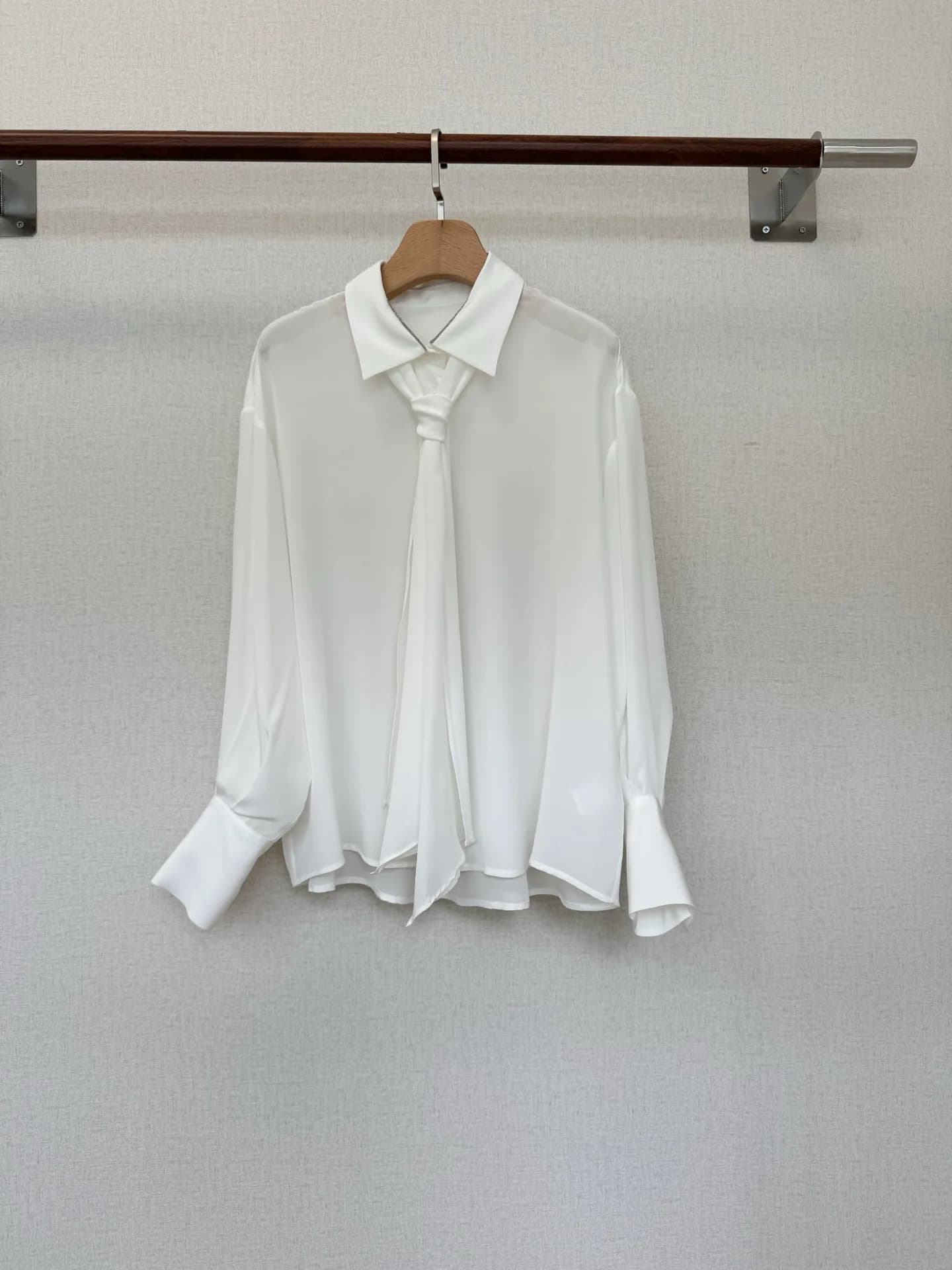Chemise en soie blanche à manches longues pour femme avec col perlé et nœud en ruban