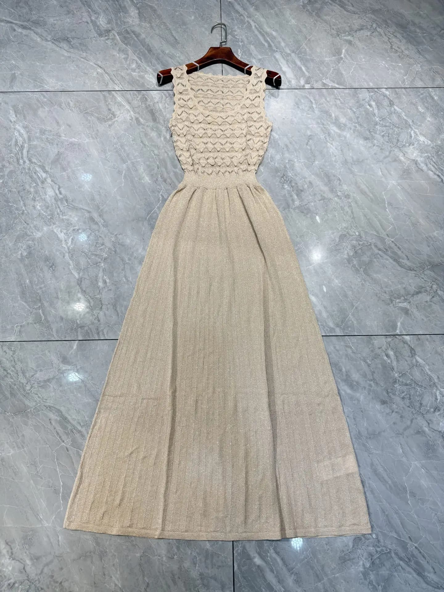 Robe longue en tricot métallique à col rond et manches longues pour femmes