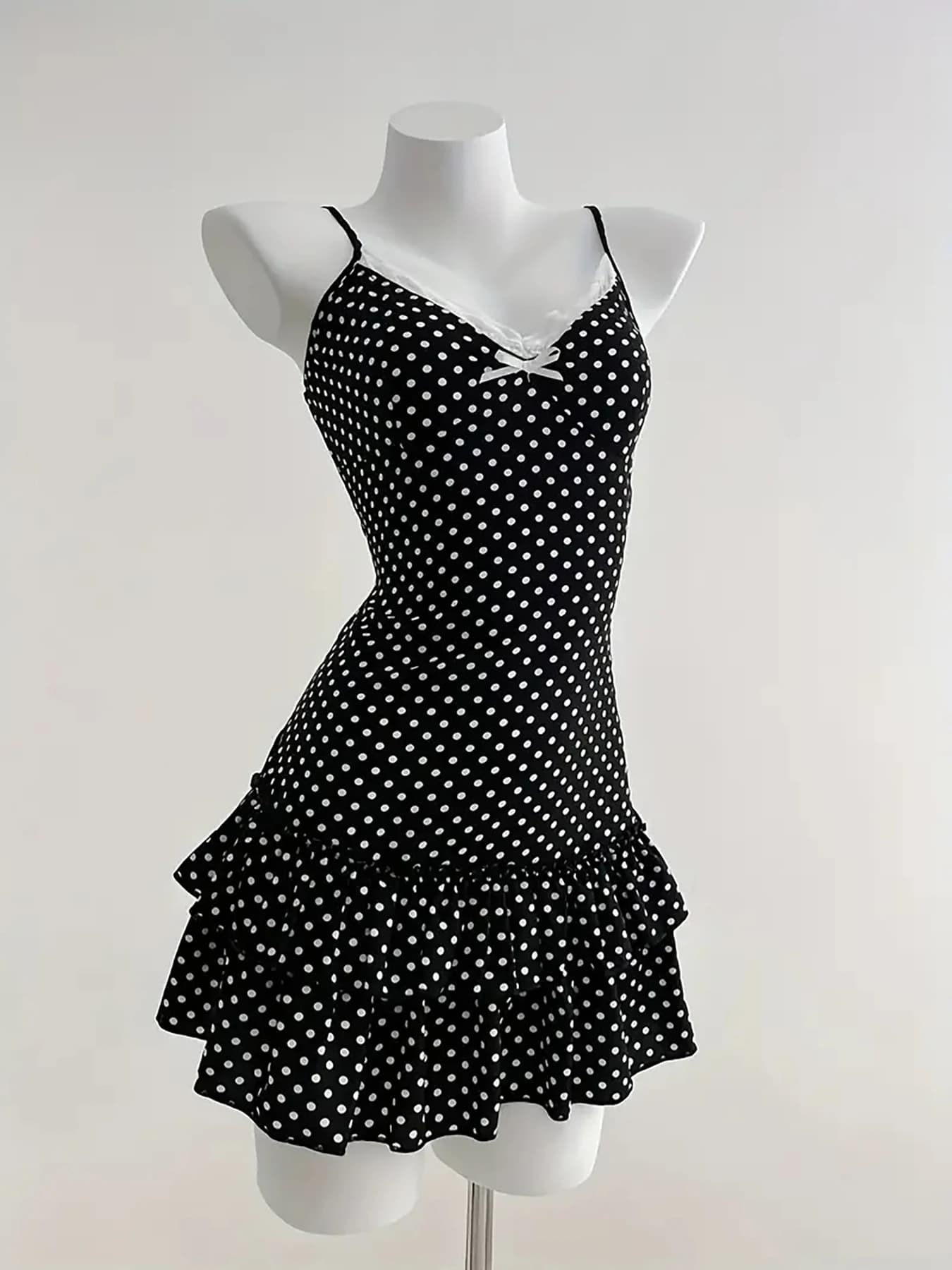 Robe Courte Chic à Pois avec Nœud à la Taille et Volants Style Y2K sans Bretelles