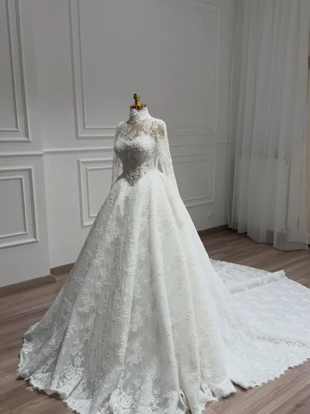 Robe de mariée élégante en dentelle perlée à manches longues et col montant, style princesse, avec t
