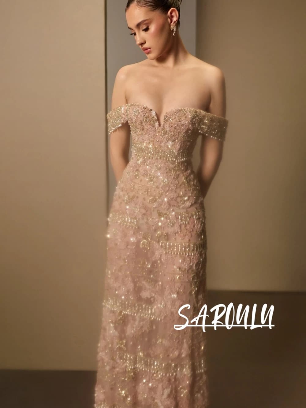 Robe de soirée sirène rose glamour en dentelle florale, ornée de perles et de franges, style Dubaï,