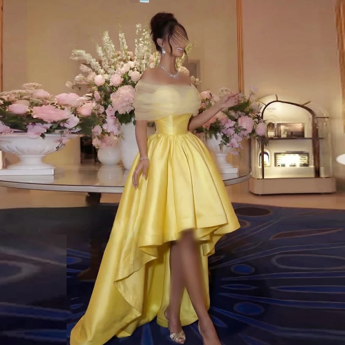 Robe de soirée jaune en satin et tulle, épaules dénudées, coupe trapèze, asymétrique, avec traîne, p