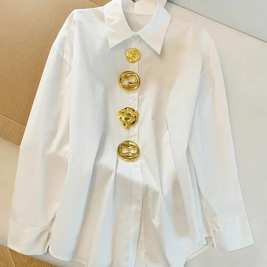 Chemisier blanc à col rabattu pour femme, manches longues, coupe ample, boutons dorés, idéal pour le