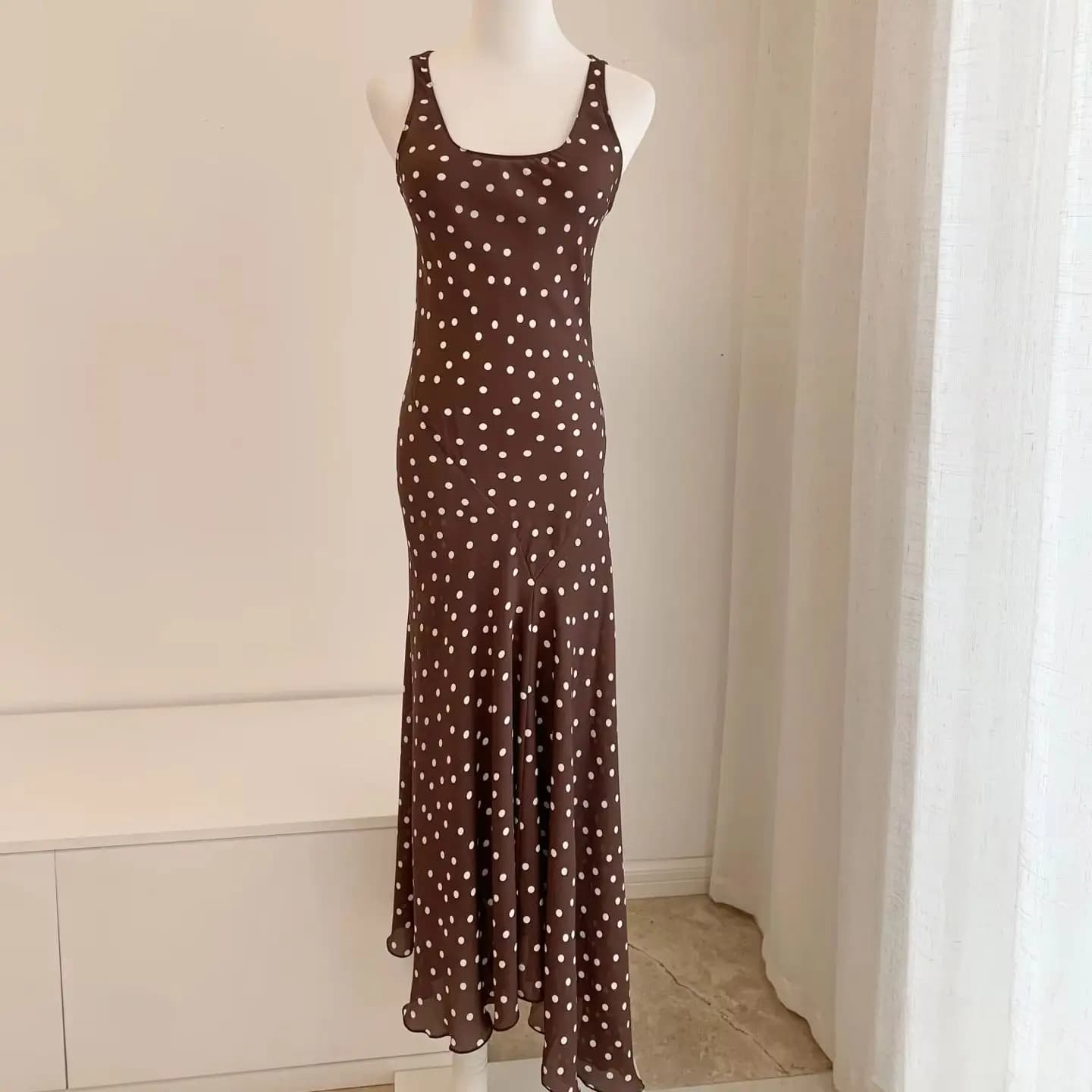 Robe marron à pois pour femmes, coupe diagonale, taille haute, col en v, sans manches, élégante, 100