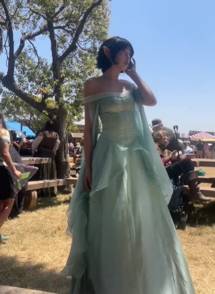 Robe de bal élégante vert menthe style princesse elfe, corset épaules dénudées, en mousseline, pour