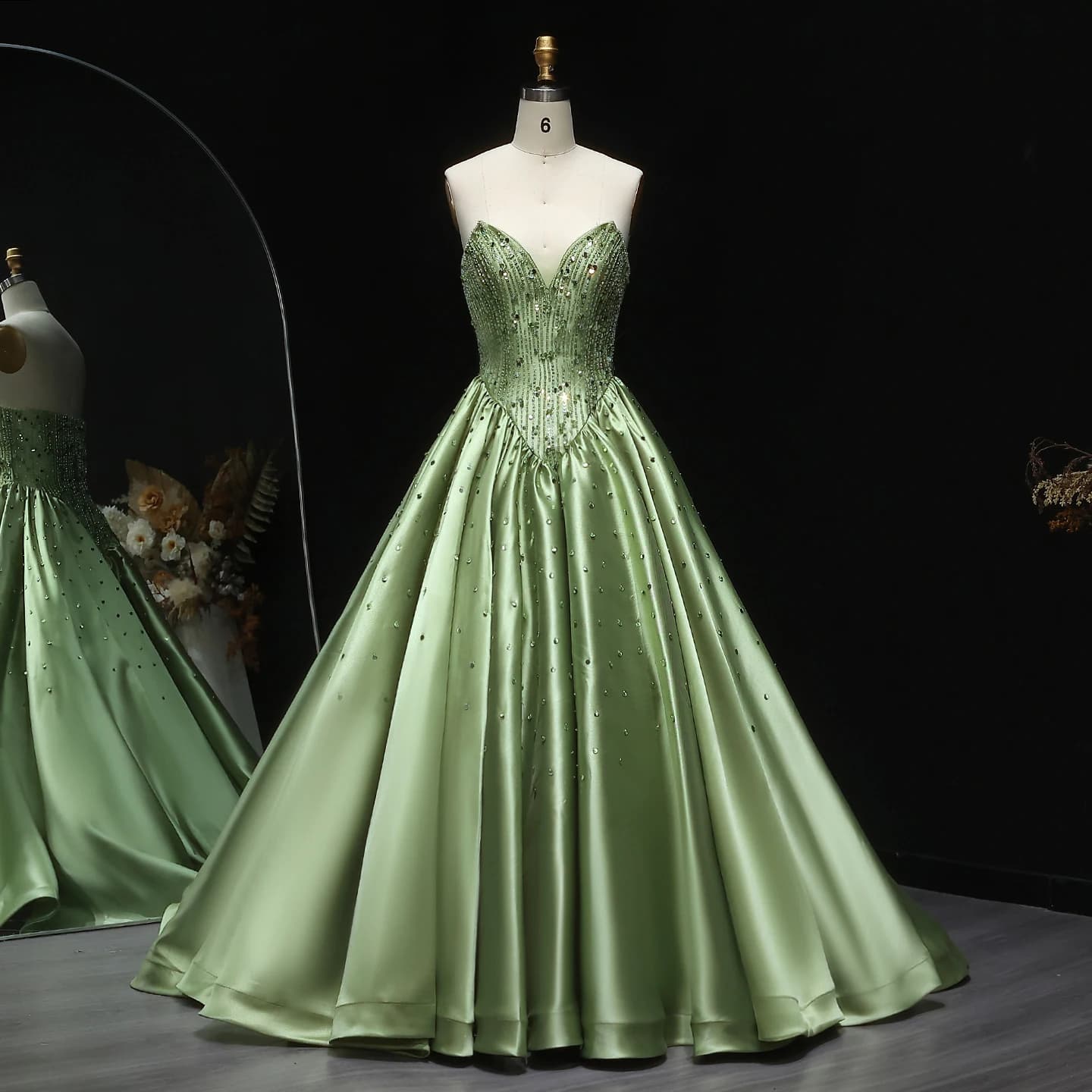 Robe de soirée longue en satin vert Sharon Said, drapée, luxueuse, ornée de perles, sans bretelles,