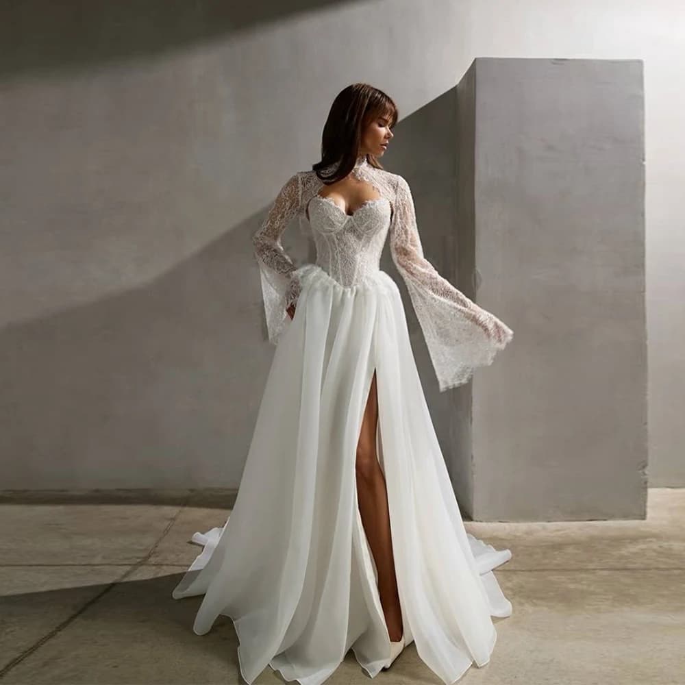 Robe de mariée de luxe en dentelle à manches longues, fente haute, col cœur, sur mesure