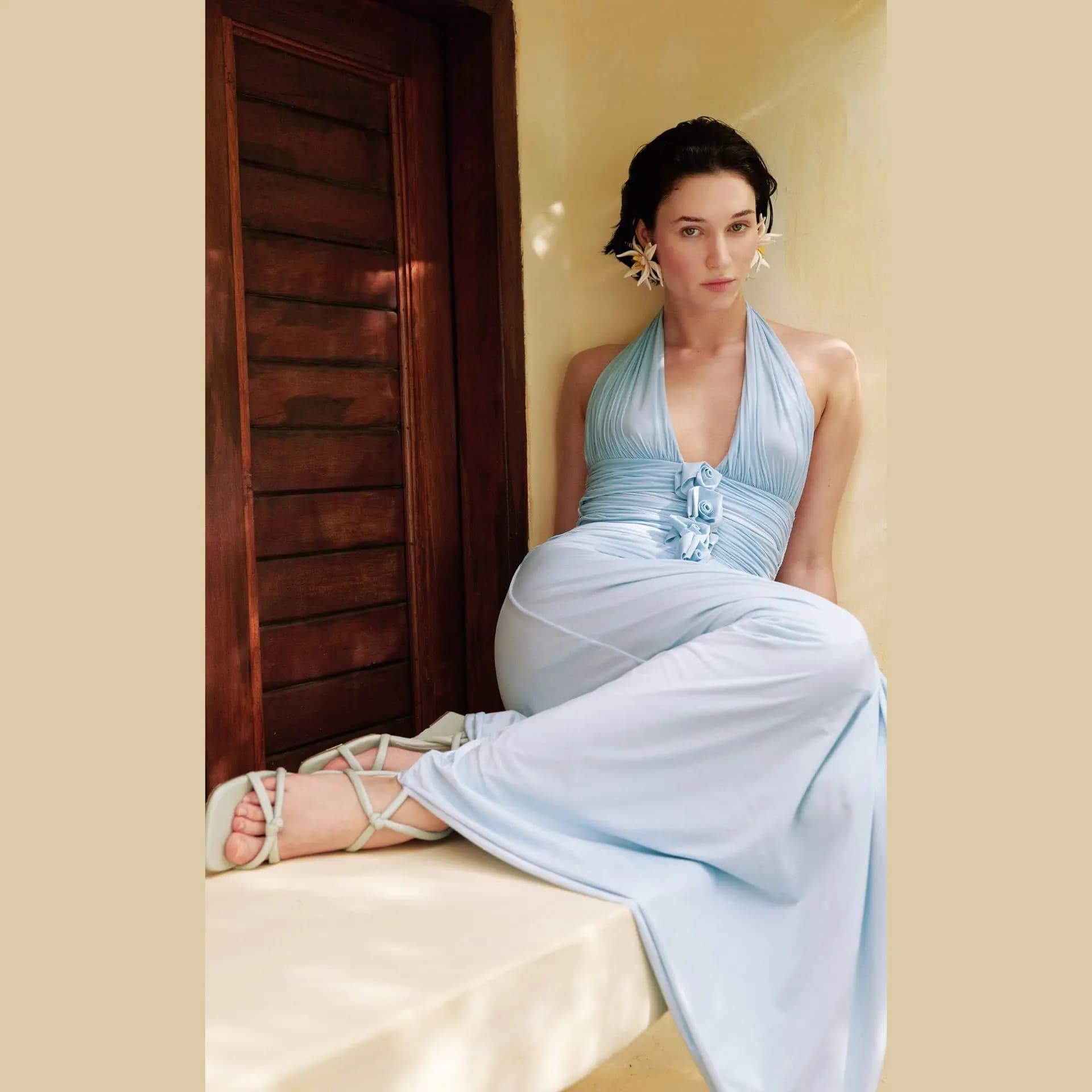 Robe longue bleue à fente au col, décolleté plongeant, dos nu et fleurs en relief