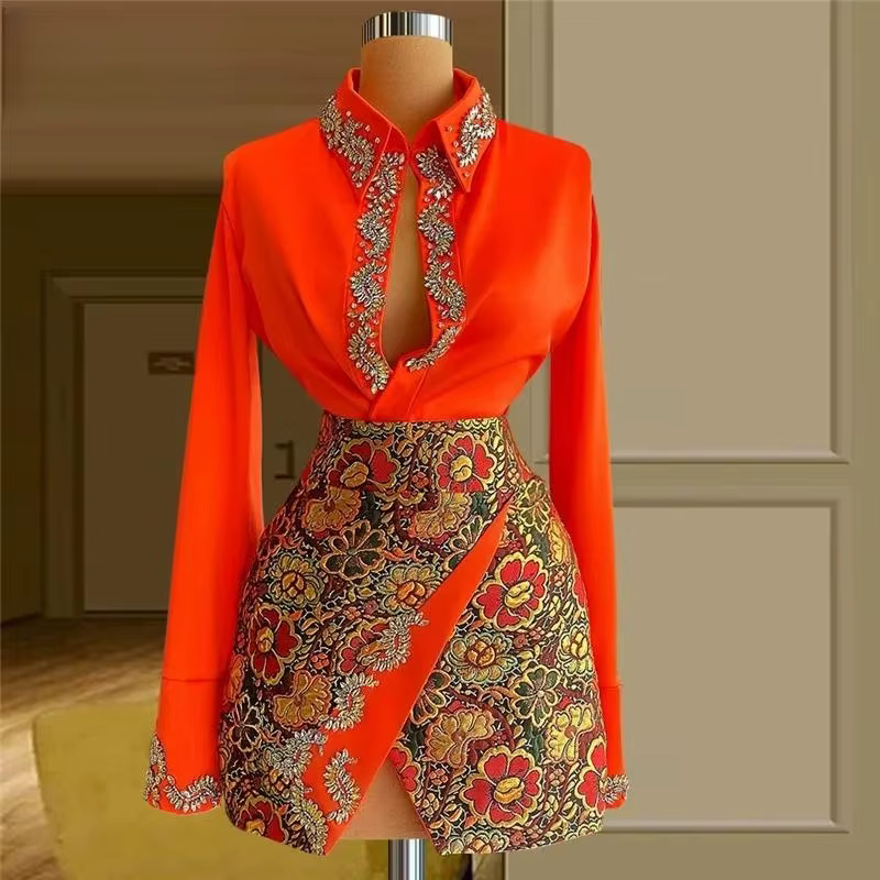 Robe de cocktail rouge, gaine, manches longues, courte, mini dentelle, zones perlées, robes ecoming,