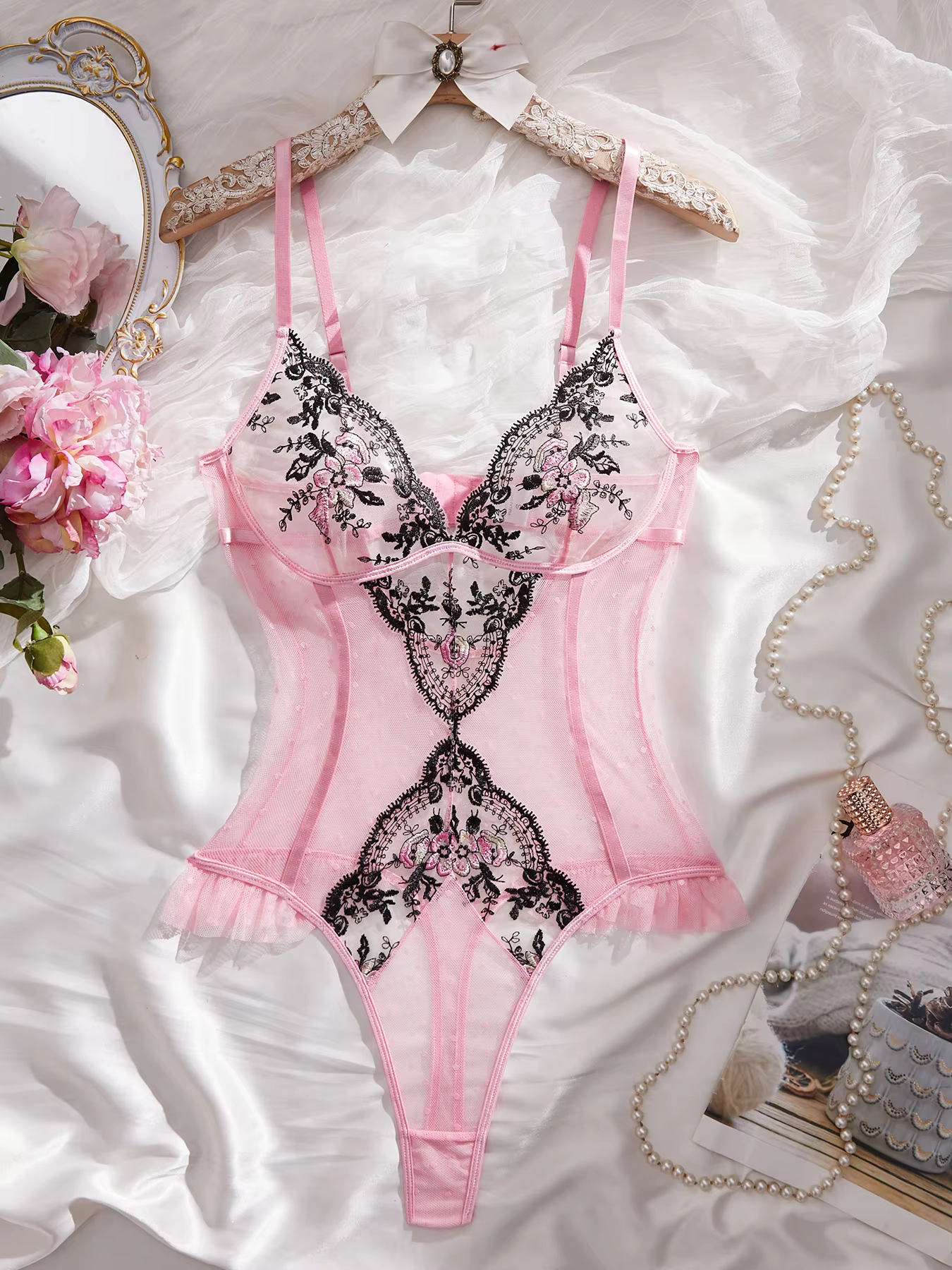 Combinaison en dentelle rose brodée avec empiècements en dentelle florale noire, design pantalon tri