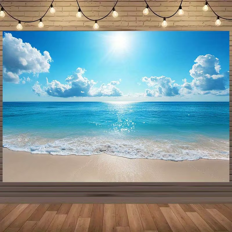 Le fond est une vue sur la mer d'été, avec mer bleue et ciel, nuages blancs dérivants et vagues care