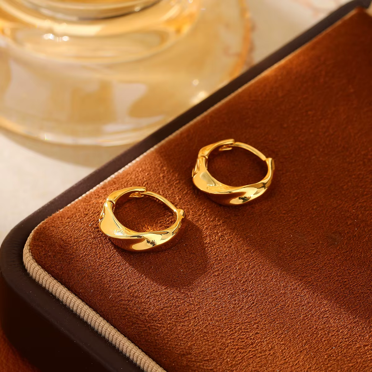 Boucle d'oreille Möbius - Un style féminin de luxe, délicat, compact et polyvalent