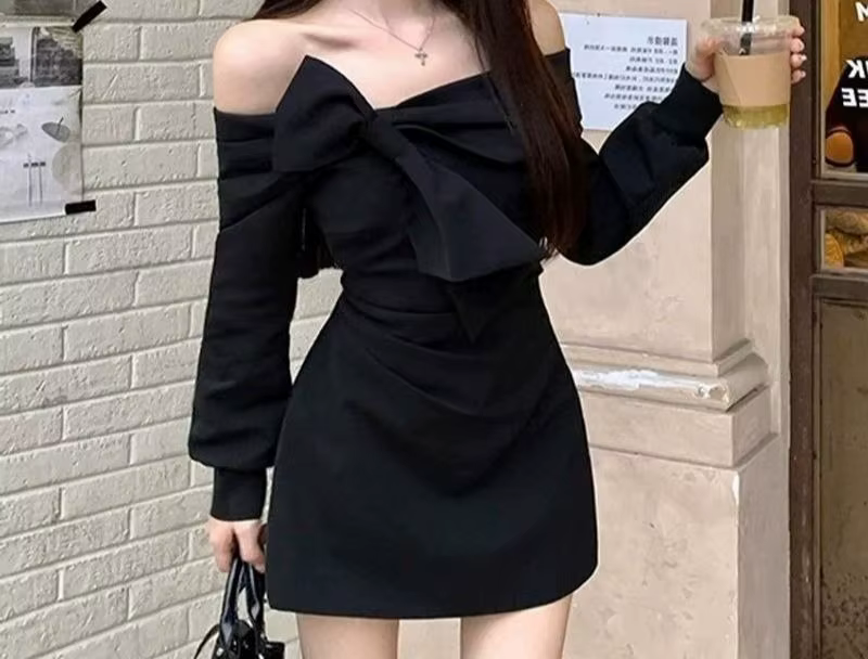 Robe noire asymétrique à manches longues pour femme, robe courte à épaules papillon