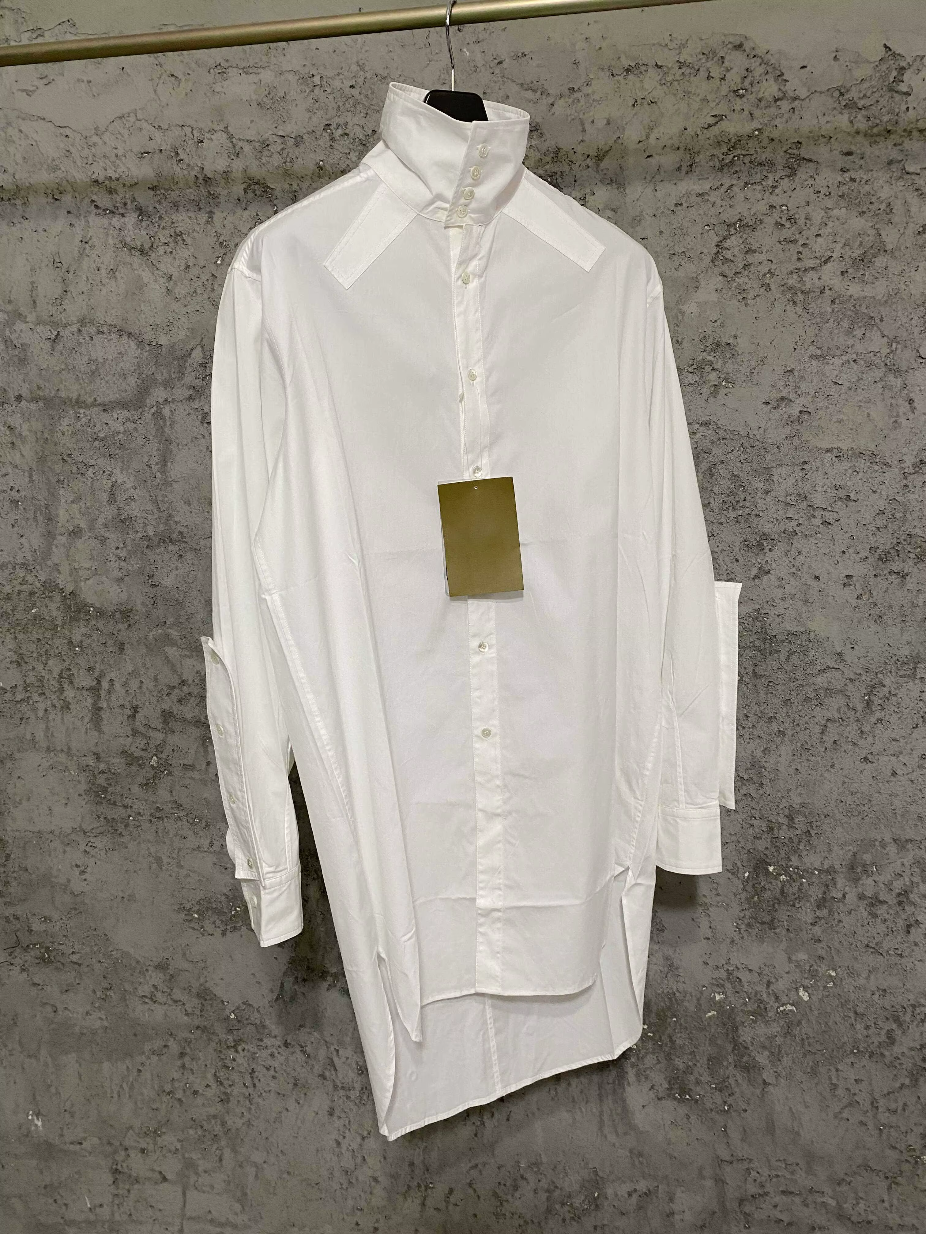 Chemise polyvalente mi-longue blanche à simple boutonnage, devant court et dos long, chemise à manch
