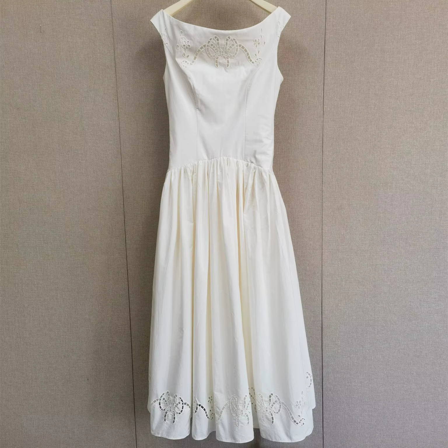 Robe mi-longue élégante pour femme, sans manches, col bateau, avec broderie de nœuds ajourée et tail