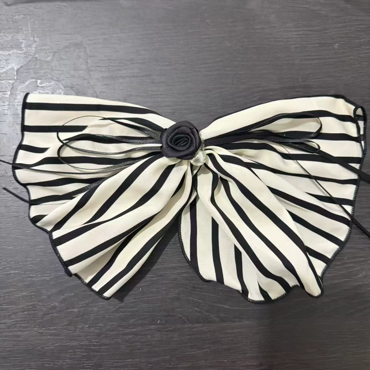 Jupe simple en satin rayée noir et blanc pour femme, pince à cheveux antidérapante Kawaii pour chign