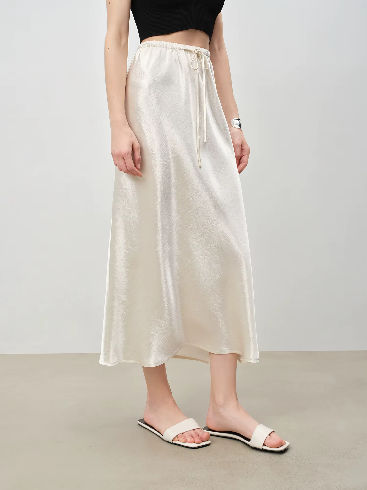 ZIQIAO Style minimaliste brillant jupe longue pour les femmes 2025 été nouveauté haut de gamme mi-lo