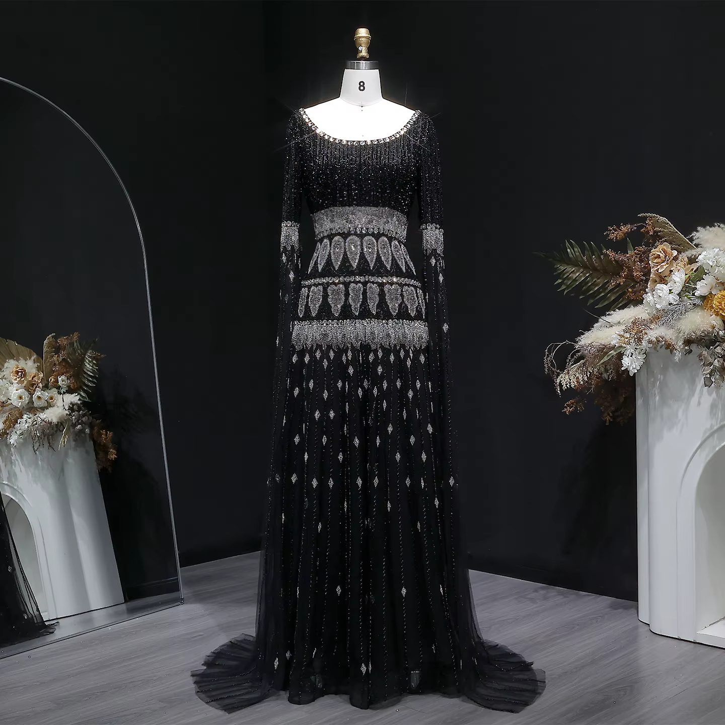 Robe de soirée noire Sharon Said Dubai à col rond avec manches longues évasées et perles, coupe trap