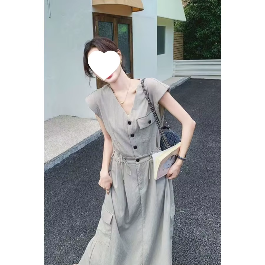 Robe grise élégante amincissante à col en V, style mature et tendance, en maille mi-longue moulante 