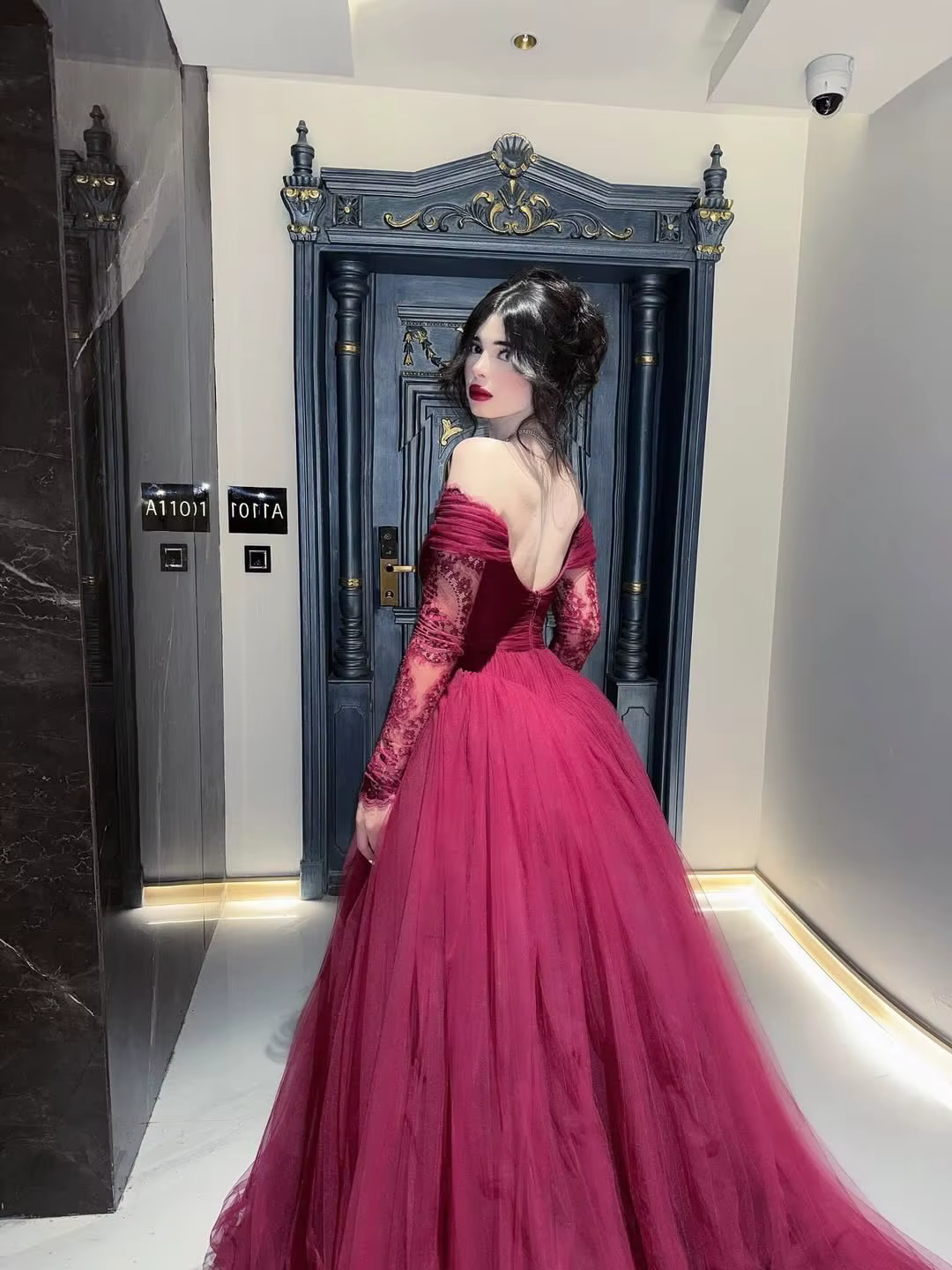Robe de bal longue en tulle bordeaux coupe trapèze, à manches longues et épaules dénudées, pour soir