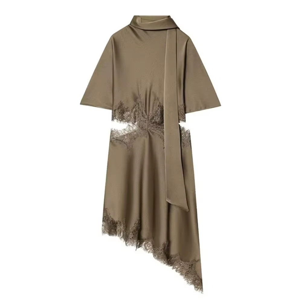 Robe chic à manches courtes en dentelle, coupe ajustée, jupe longue en satin de soie, design asymétr