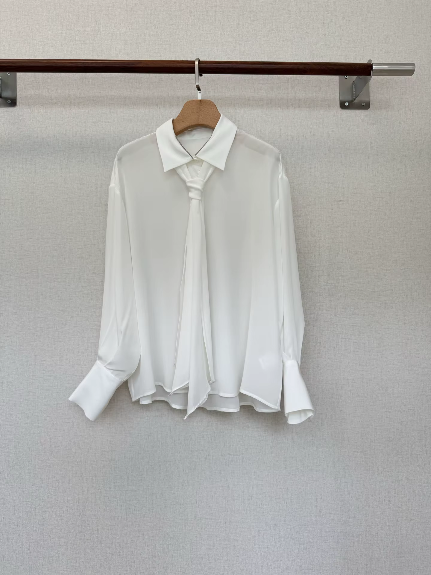 Chemise en soie blanche à manches longues pour femme avec col perlé et nœud en ruban