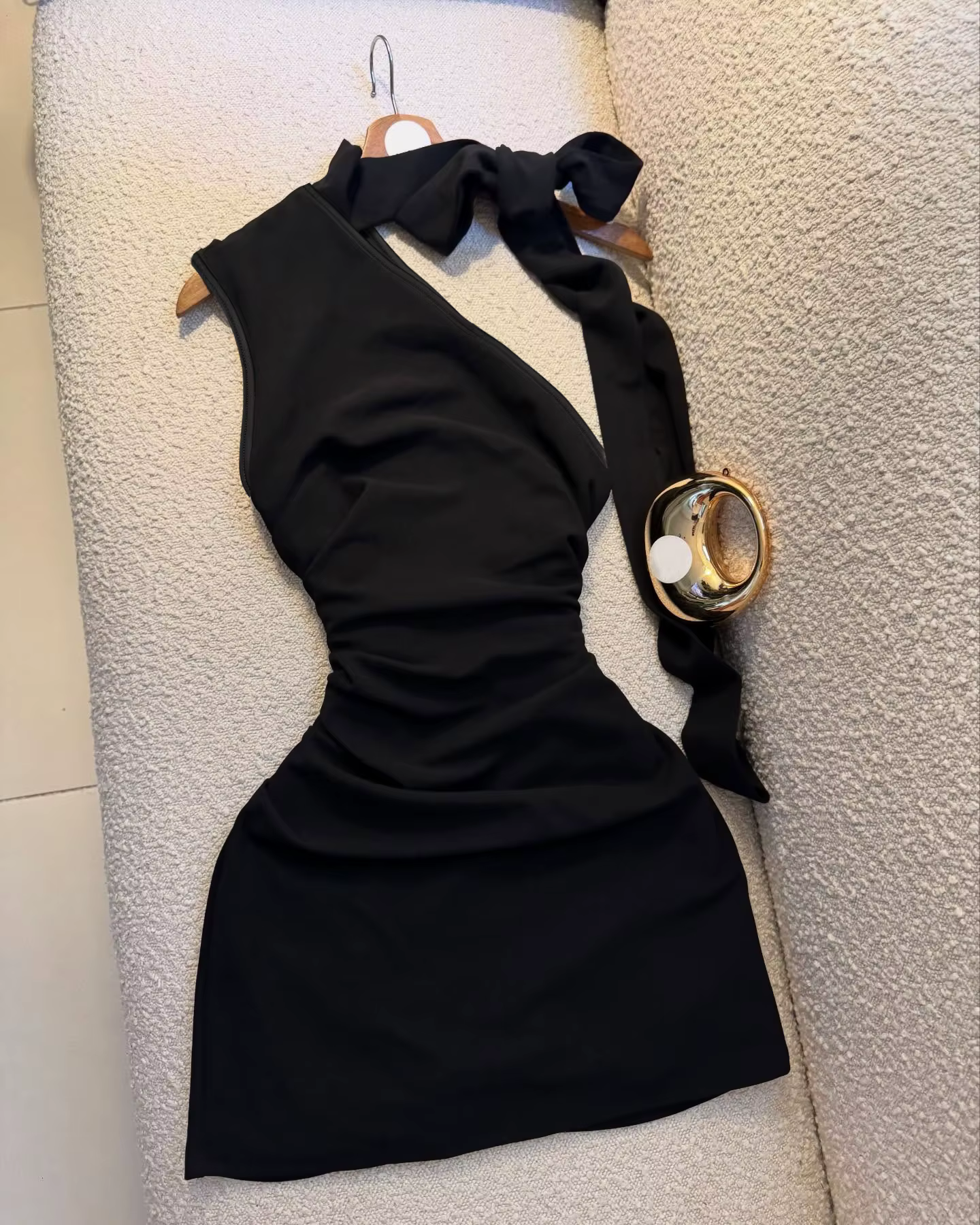 Robe noire asymétrique à col halter avec nœud, plissée et ajustée, courte, idéale pour les sorties q