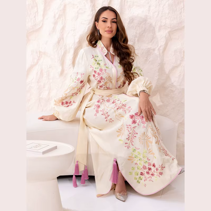 Robe longue chic à fleurs avec ceinture élégante, manches longues, col montant, taille cintrée, pour