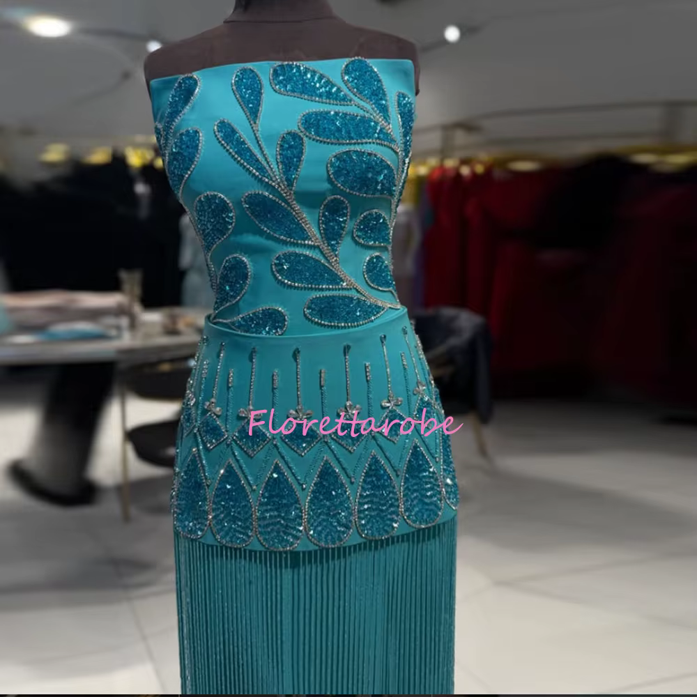 Magnifique robe de soirée turquoise personnalisée, avec un design sans bretelles et un corsage orné