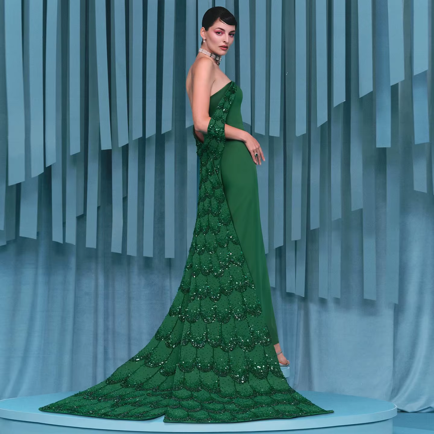 Sharon Said – robe de soirée fourreau vert émeraude, élégante, épaules dénudées, perles, robes de so