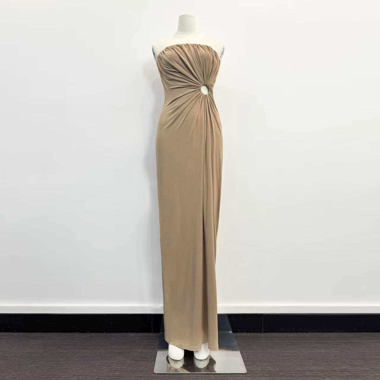 Robe longue sans bretelles, élégante et sexy, plissée et ajourée, style plage, collection été 2026 p