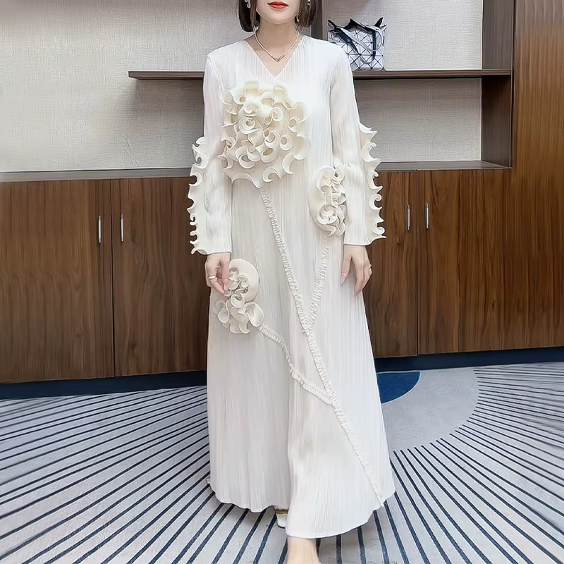 Nouvelle robe plissée ample à manches longues avec motif floral à volants, élégante et sophistiquée.