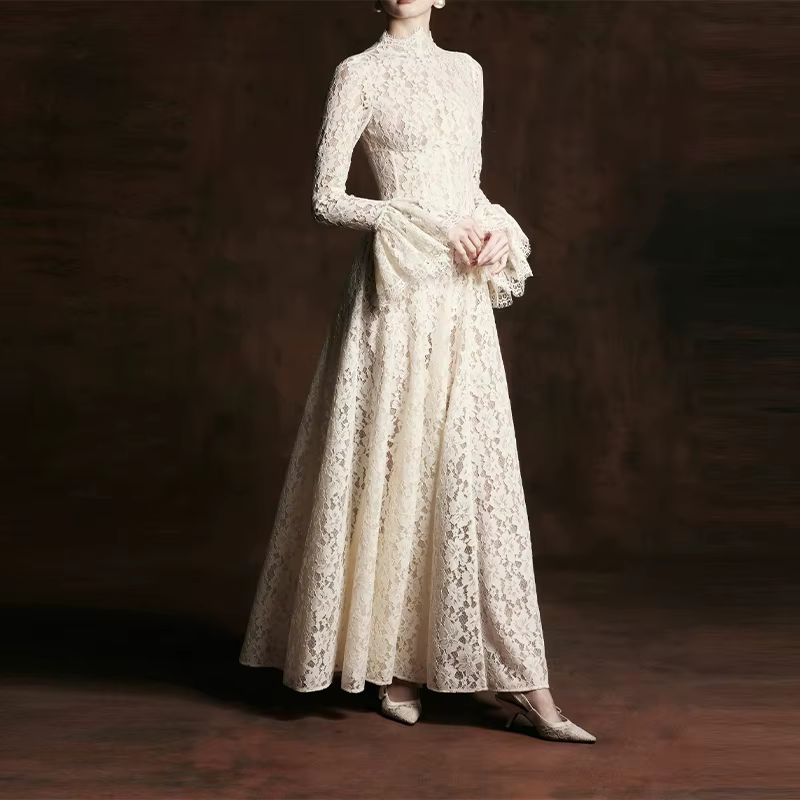 Robe longue chic unie en dentelle, col montant, manches longues évasées, dentelle florale complexe,