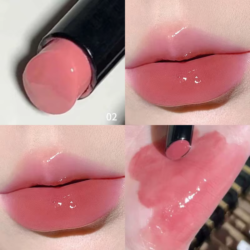Le rouge à lèvres miroir a une texture lisse, une couleur riche et un film formant qui ne se s'allon