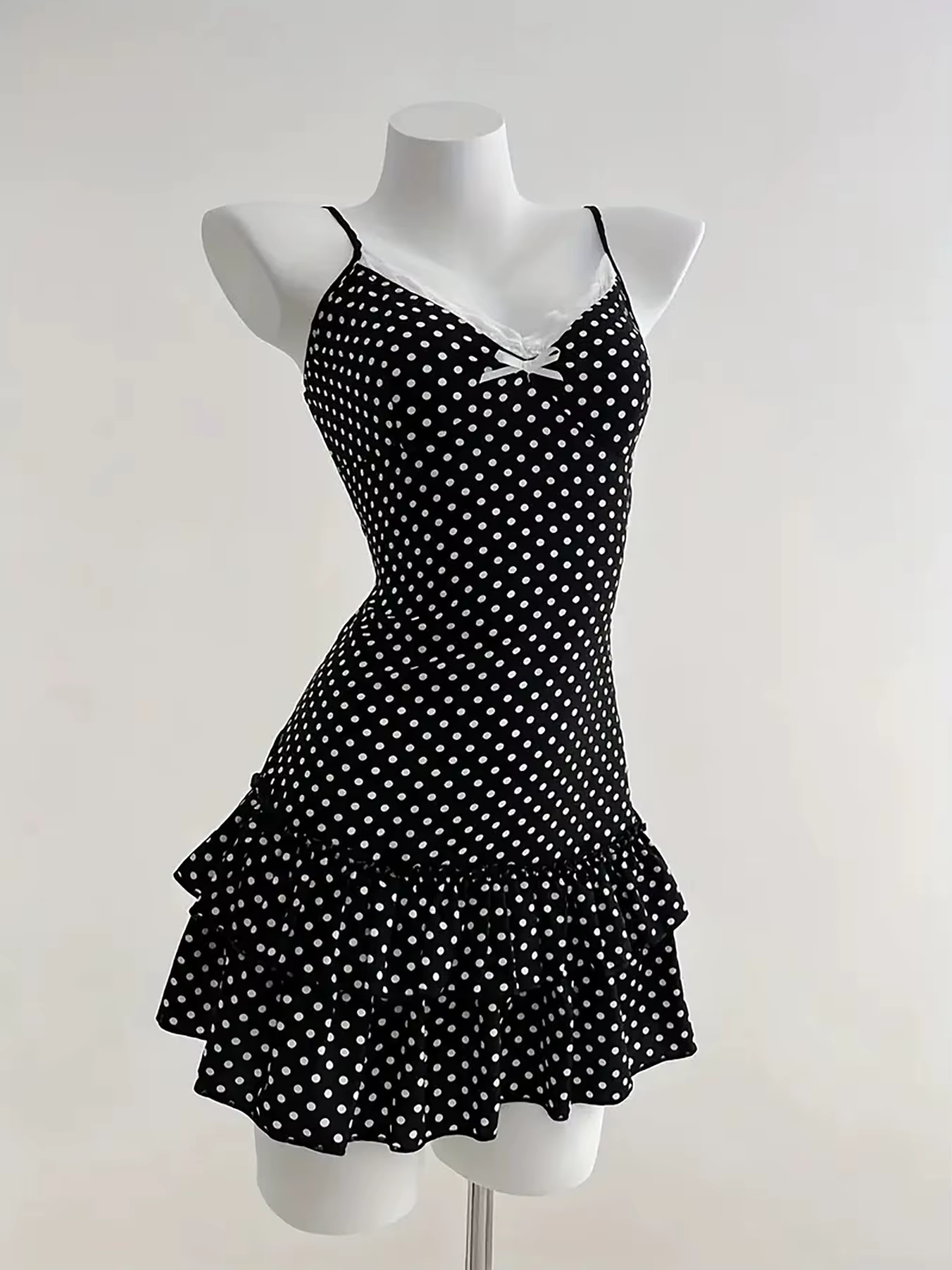 Robe Courte Chic à Pois avec Nœud à la Taille et Volants Style Y2K sans Bretelles