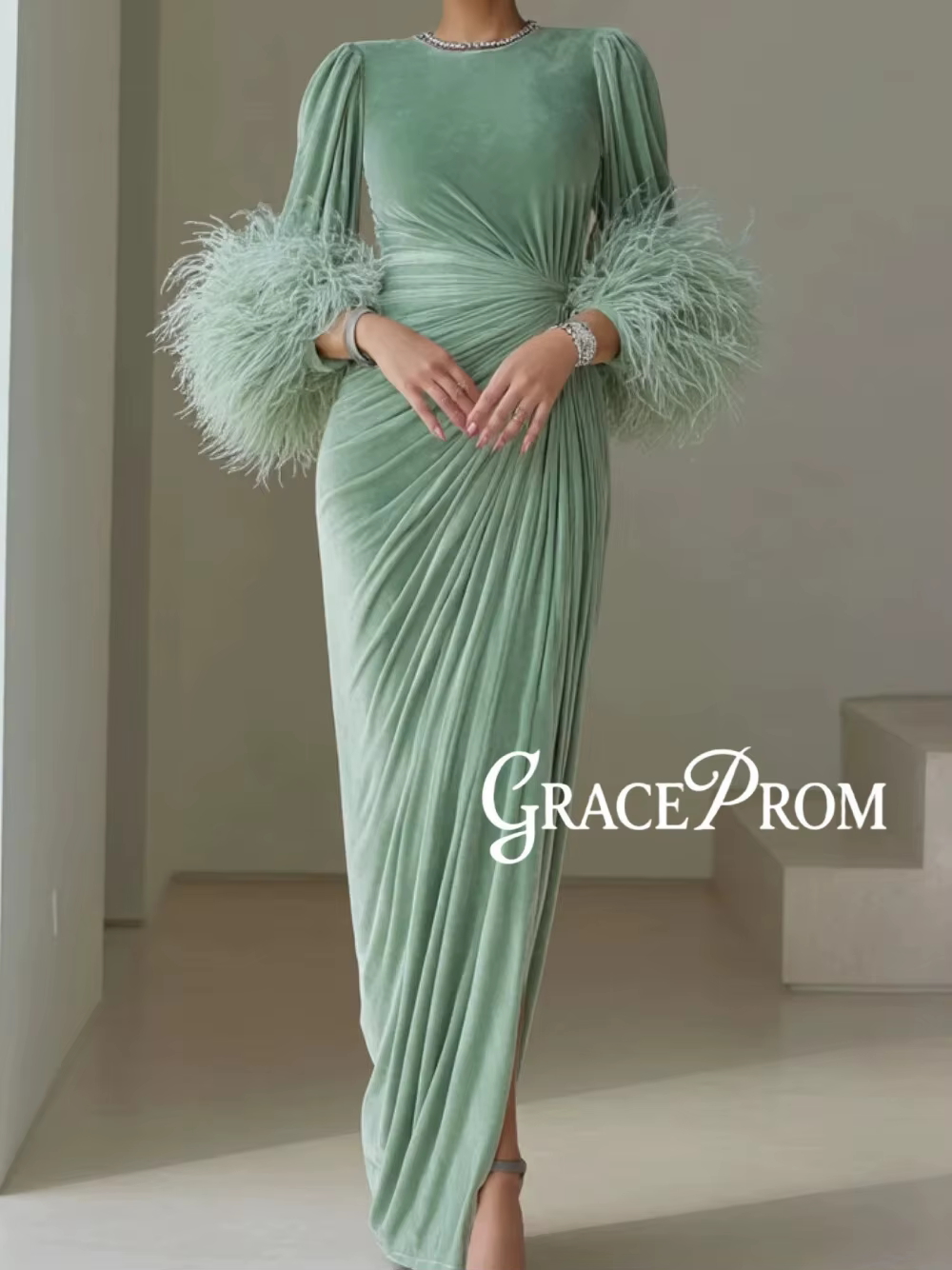 Robe de soirée élégante en velours vert sauge à manches longues avec poignets à plumes, encolure per