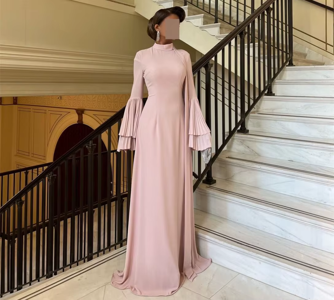 Robes de soirée longues en crêpe rose personnalisées avec manches à volants, col montant, coupe four
