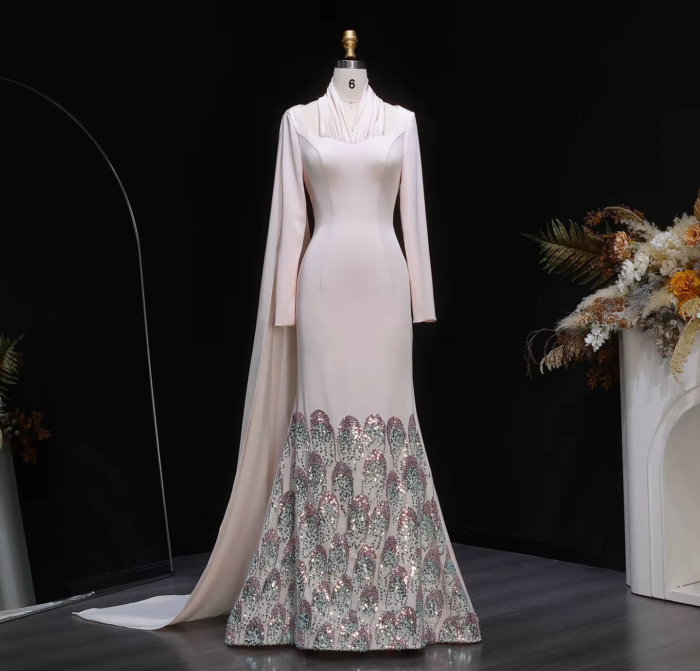 Robe de soirée sirène rose Sharon Said Sheath en satin à col halter, manches longues avec cape, robe