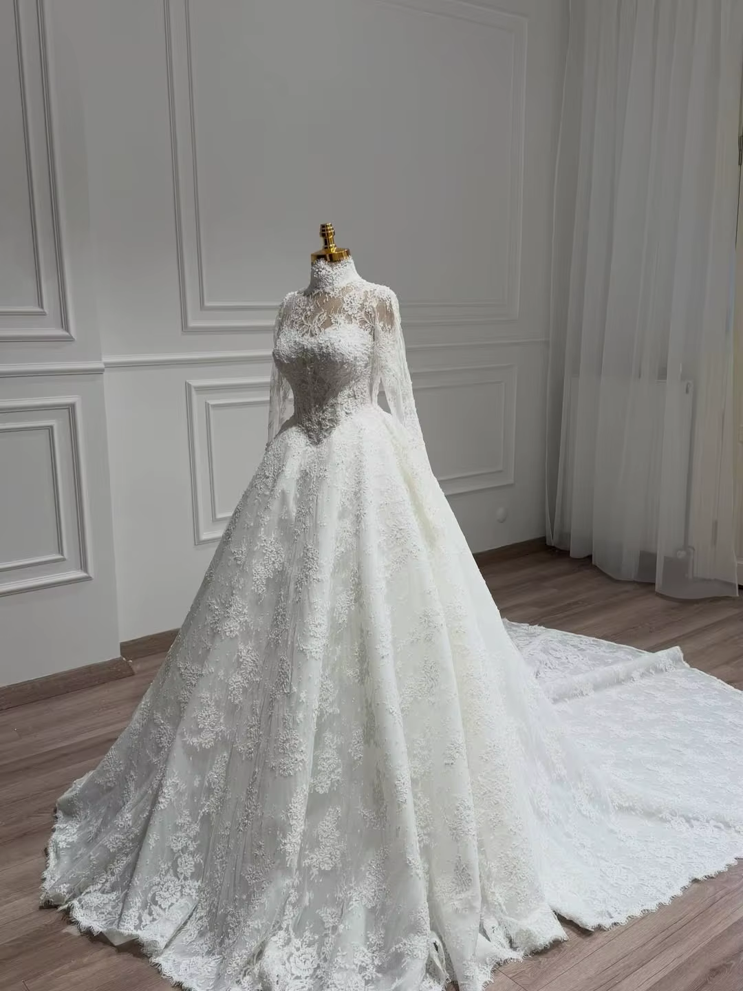 Robe de mariée élégante en dentelle perlée à manches longues et col montant, style princesse, avec t