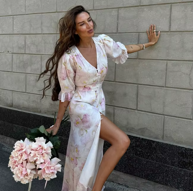 Robe longue romantique à imprimé floral, col en V profond, boutons sur la taille, fente haute, ourle