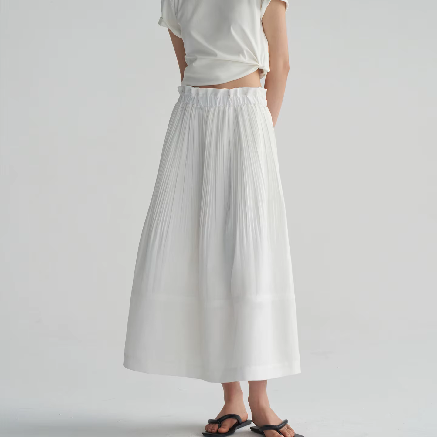 Jupe mi-longue plissée blanche, taille élastique, coupe ample, tissu doux, tenue quotidienne décontr