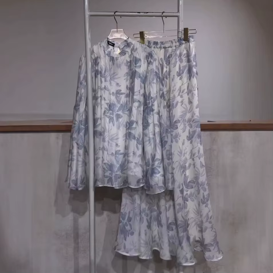 Ensemble deux pièces à imprimé floral, chemisier à manches longues et jupe longue taille haute, ense
