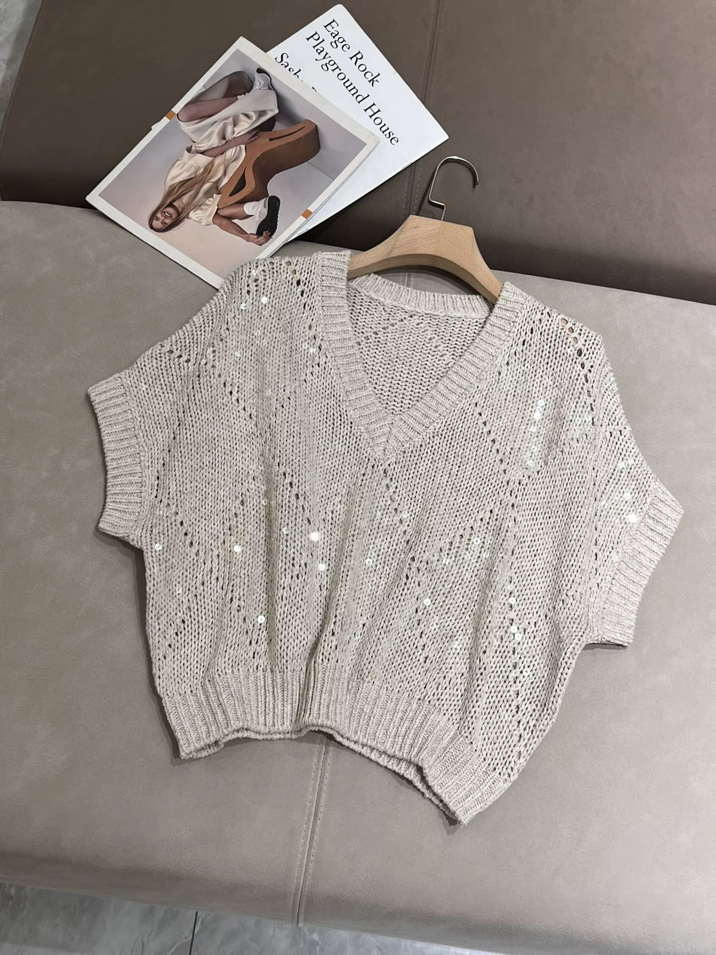 Superbe haut tricoté en coton et lin à sequins, col en V, manches courtes