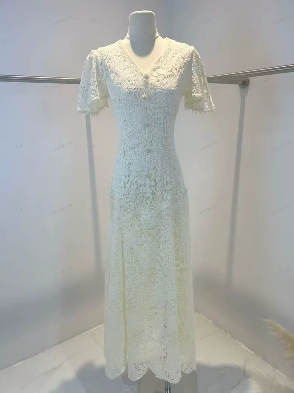Robe longue élégante pour femme, col en V, manches courtes, dentelle, coupe ajustée, boutons à pompo