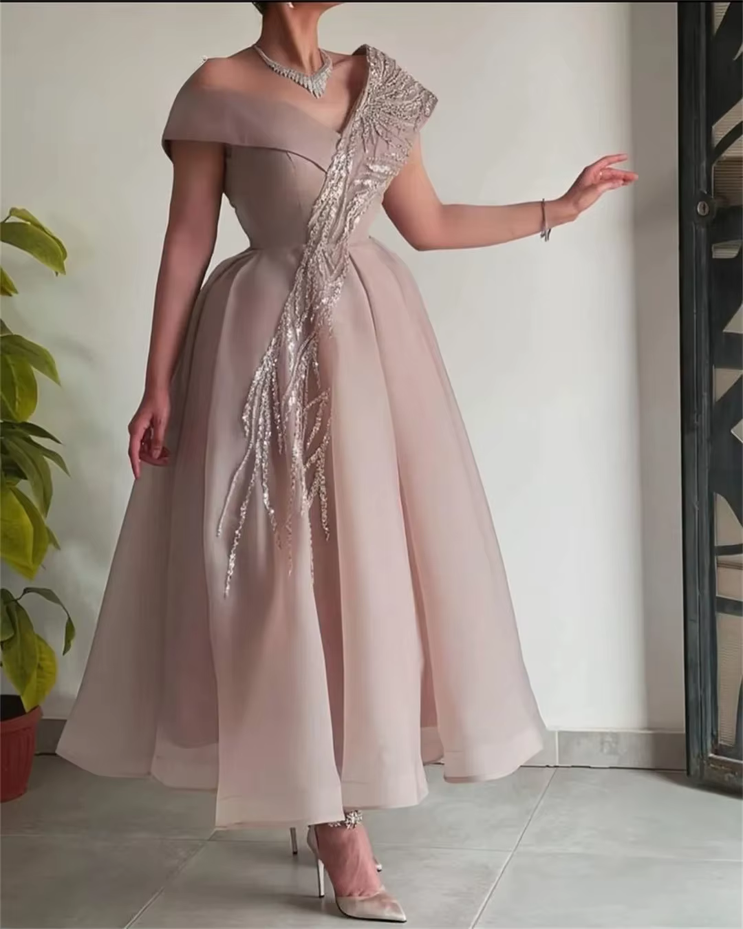 Robe de bal mi-longue en Organza pour femmes, épaules dénudées, ligne a, paillettes, manches courtes