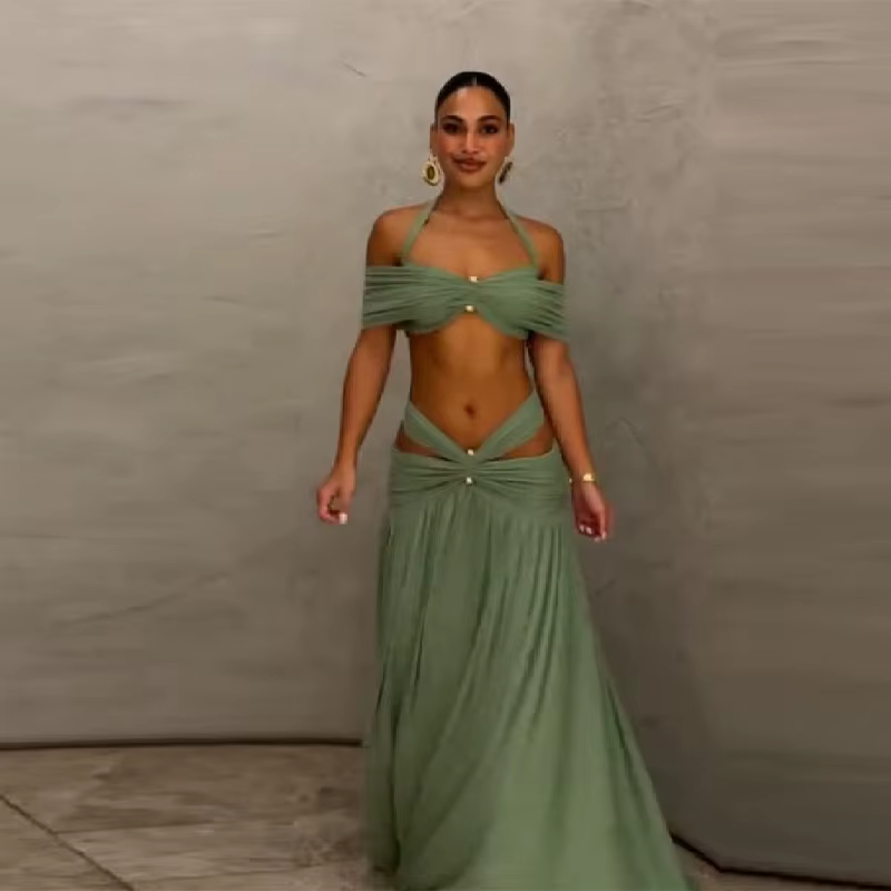 Ensemble deux pièces vert sauge sexy, haut court à bretelles épaules dénudées, jupe longue à découpe
