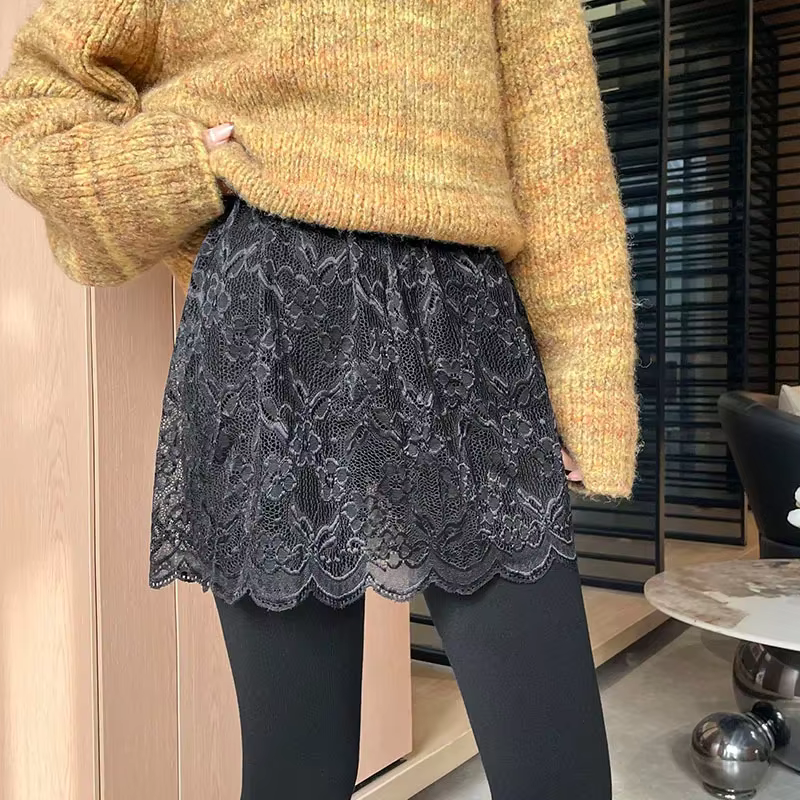 Jupon amincissant en dentelle brodée blanc et noir pour superposition sous les robes et les sweats à